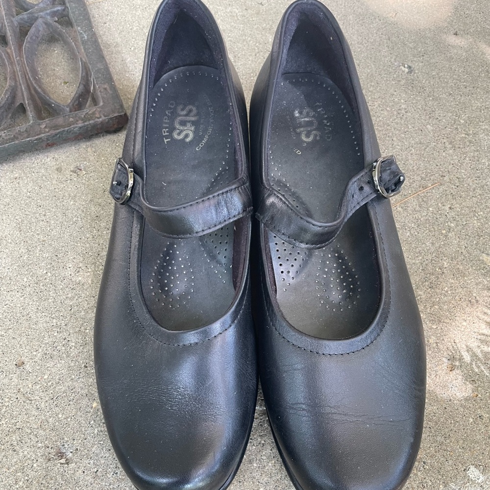 SAS USA made. Tripad constructed footbed. Mary Jane’s. Like new. Black size 8.5M